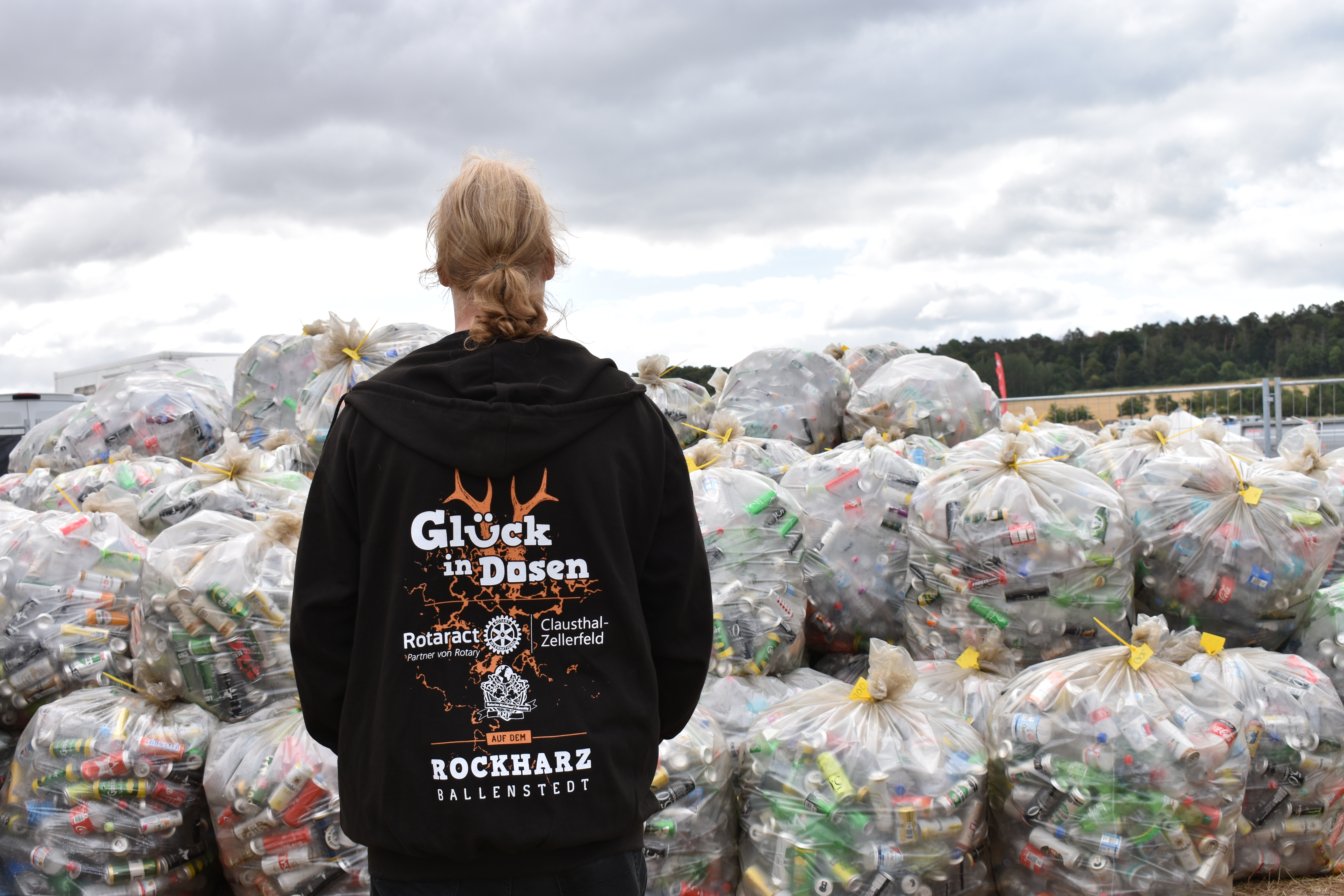 Helfer kippen Pfand in Sammelboxen